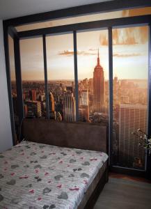 贝尔格莱德Fenix Cvetni trg的一间带一张床的卧室,享有城市美景