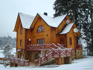 米戈韦Норіс的一座大木屋,屋顶上积雪