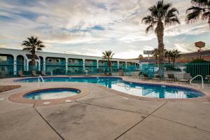 圣乔治圣乔治旅馆及套房酒店的汽车旅馆前方的棕榈树游泳池