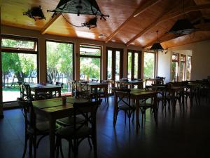 SEL Lodge - Aventura y Descanso餐厅或其他用餐的地方