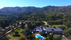 贝尔格拉诺将军镇Howard Johnson Hotel & Spa Villa General Belgrano的享有山景的房屋的空中景致