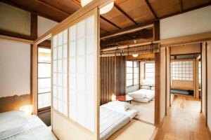 东京Minato-ku - House / Vacation STAY 12127的带窗户的客房内的两张床