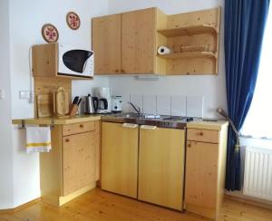 黑马戈尔Mitschighof - Apartments und Pension - Heidis-Welt, Mitschig的一个带木制橱柜和水槽的厨房