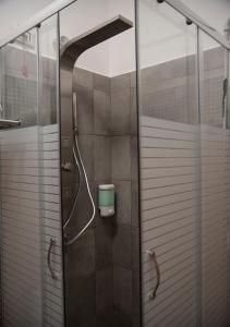 罗马Monti49 GuestHouse的浴室里设有玻璃门淋浴