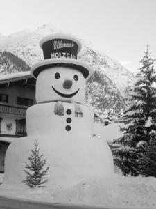 豪尔兹高菲莉斯克罗斯哈蒙妮旅馆的建筑物前的雪人雕像