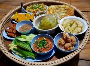 Ban Mae Pan NoiKowitFarmstay的桌上放着不同食物的盘子
