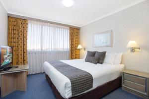 沃纳姆堡瓦南布尔中城汽车旅馆的酒店客房设有一张大床和一台电视。