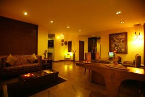 班加罗尔juSTa Indiranagar的客厅配有沙发和桌子