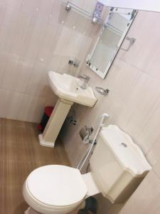 阿努拉德普勒Mindana Residence的浴室配有白色卫生间和盥洗盆。