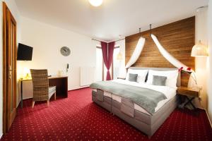 布尔诺萨瑞格哈姆酒店的酒店客房设有一张大床和一张书桌。