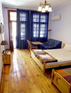 索非亚英特霍斯特客房和公寓旅馆的一间卧室配有一张床、一张桌子和一张沙发