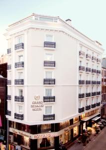 伊斯坦布尔Grand Beyazit Hotel Old City的白色的建筑,上面有标志