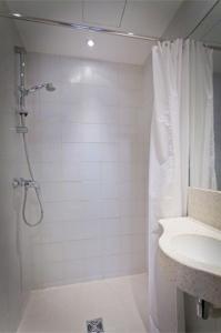 巴黎鲍尔肯大酒店的带淋浴和盥洗盆的浴室