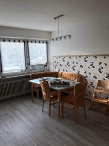 KierspeJulien Felix 1的客厅配有桌子和沙发