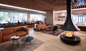 布莱德Rikli Balance Hotel – Sava Hotels & Resorts的一个带沙发和壁炉的大堂