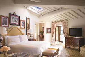 佛罗伦萨佛罗伦萨四季酒店的卧室配有白色的床和电视。