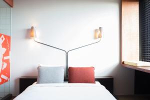阿姆斯特丹沃克斯酒店的卧室配有白色的床和2个枕头