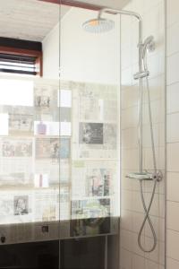 阿姆斯特丹沃克斯酒店的浴室里设有玻璃门淋浴