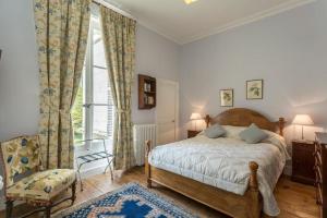 Saint-Jean-Saint-Germain菲利克斯山城堡酒店的卧室配有床、椅子和窗户。