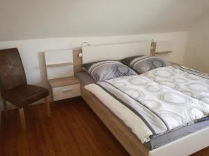 布利斯卡斯特尔Haus - Anni的一间卧室配有一张床和一把椅子