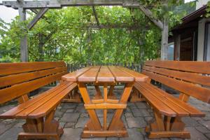 格洛格尼茨Gasthof Maurer的两张木凳,坐在野餐桌旁