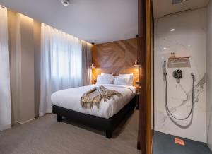 日内瓦帕契斯9酒店的酒店客房配有一张床和淋浴