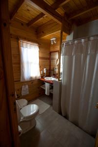 诺诺Rancho Paradise - Adults Only的小屋内的浴室设有卫生间和淋浴。