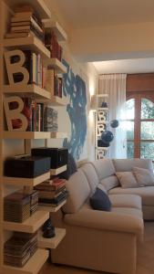 马鲁焦Villa I Tamarigi的客厅配有沙发和带书籍的书架