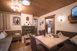 阿尔卑巴赫Landhaus Alpbach的客厅配有桌子和沙发