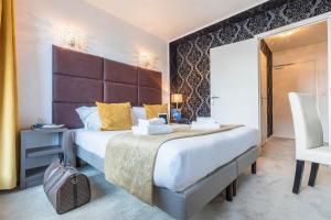 谷雪维尔节日夫人 - 库尔舍瓦勒奥林匹克酒店的酒店客房带一张大床和一把椅子