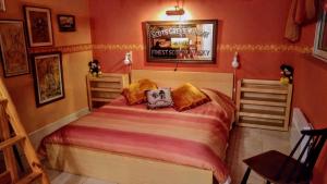 里昂Le Relais de Montchat的卧室配有一张床,墙上挂着一张海报