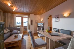 阿尔卑巴赫Landhaus Alpbach的客厅配有桌子和沙发
