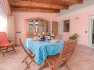 福尔米亚Appartamento a pochi passi dal mare的一间配备有蓝色桌子和椅子的用餐室