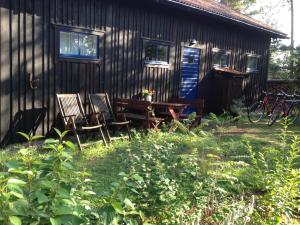 维斯比Brissund的小屋外的野餐桌和椅子