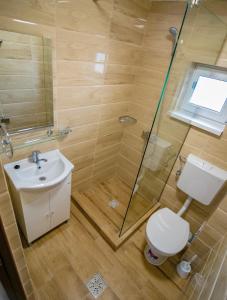 多亚马伊Casa Ypu的浴室配有卫生间、盥洗盆和淋浴。
