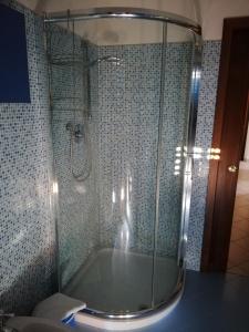马焦内Appartamento "IL GAMBERO"的一间带浴缸和玻璃淋浴的浴室