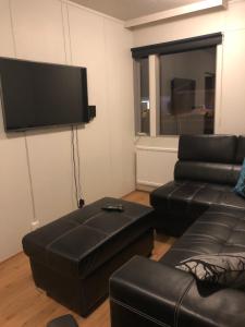 格仑达积图Sæból/Ocean Lair的带沙发和平面电视的客厅