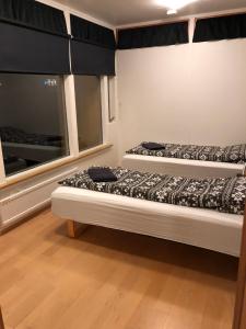 格仑达积图Sæból/Ocean Lair 2的带窗户的客房内的两张床