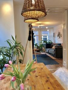 阿姆斯特丹Bee Amsterdam - central apartment in the trendy Jordaan的客厅配有桌子和台灯