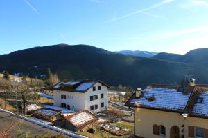 福尔加里亚Trentino Apartments - Casa Corn的享有建筑的空中景观,以群山为背景
