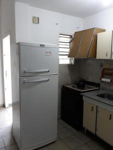 卡塔马卡Departamento Catamarca的厨房配有白色冰箱和炉灶。