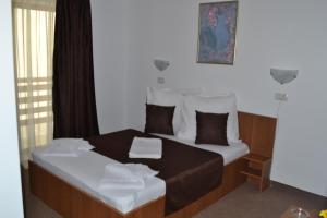 北马马亚-讷沃达里Vila Cristina的酒店客房设有两张床和窗户。
