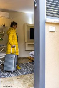 阿拉德Zimmer you dreamed of的穿着黄色夹克的女士,带手提箱