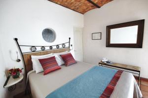 Los Milagros Hotel客房内的一张或多张床位