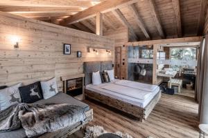 巴赫Benglerwald Berg Chaletdorf的小木屋卧室配有1张床和壁炉