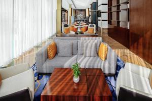 深圳深圳东方银座酒店 的客厅配有沙发和桌子