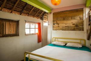 吉利特拉旺安吉利拉波希米亚旅馆的一间带床的卧室,位于带窗户的房间内