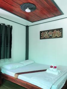 素可泰Moat View的一间卧室设有一张木天花板床。