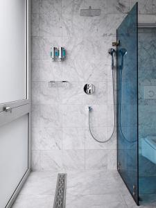 阿姆斯特丹阿马迪公园酒店的浴室里设有玻璃门淋浴