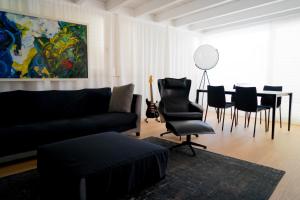 特拉帕尼Le Cupole Suites & Apartments的客厅配有沙发和桌椅